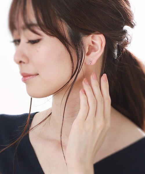COCOSHNIK(ココシュニック)の「K10ダイヤモンド 爪留めスウィング スタッドピアス(ピアス(両耳用)・レディース・アイボリー系・00)」の9枚目の写真