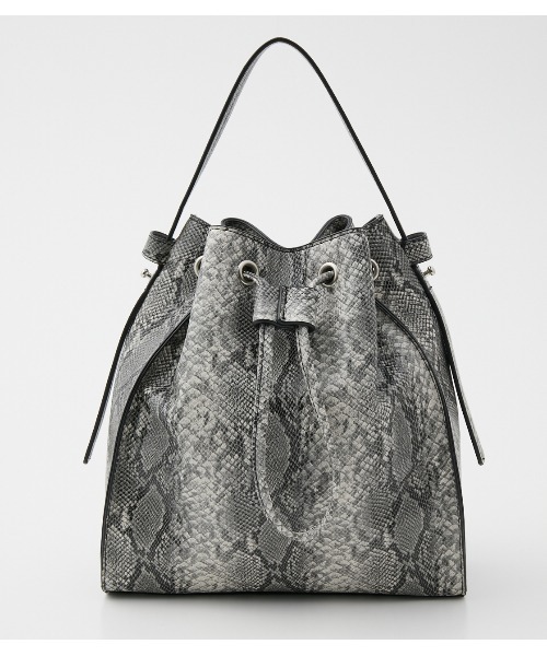 AZUL by moussy（アズールバイマウジー）の「GATHER 2WAY BAG/ギャザーツーウェイバッグ（ショルダーバッグ・レディース・ブラック/ライトベージュ/グレー系その他・FREE）」の3枚目の写真