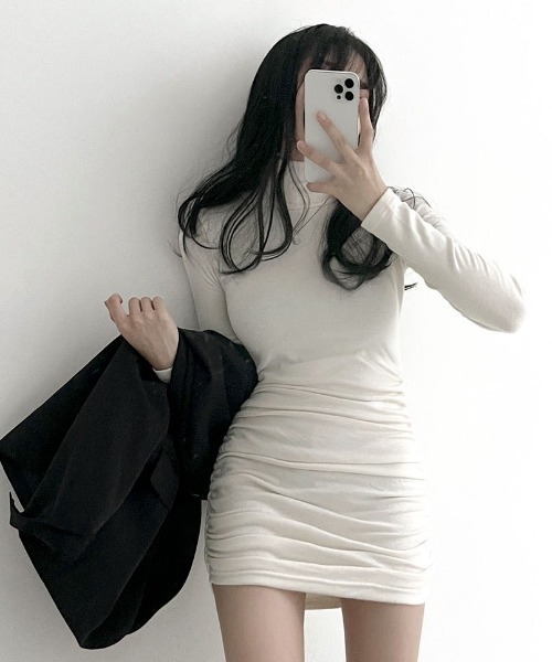 BEIDELLI（ベイデリー）の「[BELLIDE MADE] ハイネックシャーリングスリムミニワンピース（ワンピース・レディース・ブラック/ベージュ/アイボリー・FREE）」の8枚目の写真