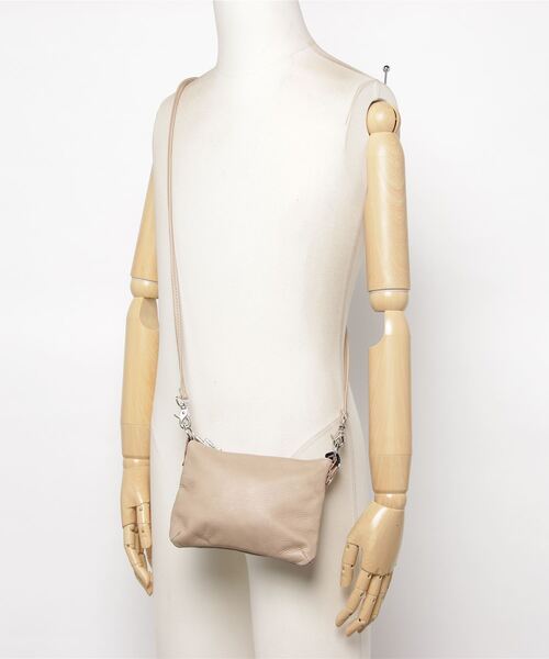 BACKLASH（バックラッシュ）の「Ballet by BACKLASH（バレエ バイ バックラッシュ）ミニショルダーバッグ（ショルダーバッグ・レディース・ベージュ・FREE）」の2枚目の写真