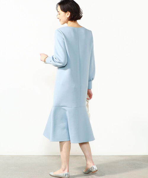 NOLLEY’S Sophi（ノーリーズソフィ）の「◇【WEB限定カラーあり】ウォッシャブルダンボールペプラムワンピース（ワンピース・レディース・ブラック/アイボリー/グレイッシュブルー・38）」の9枚目の写真