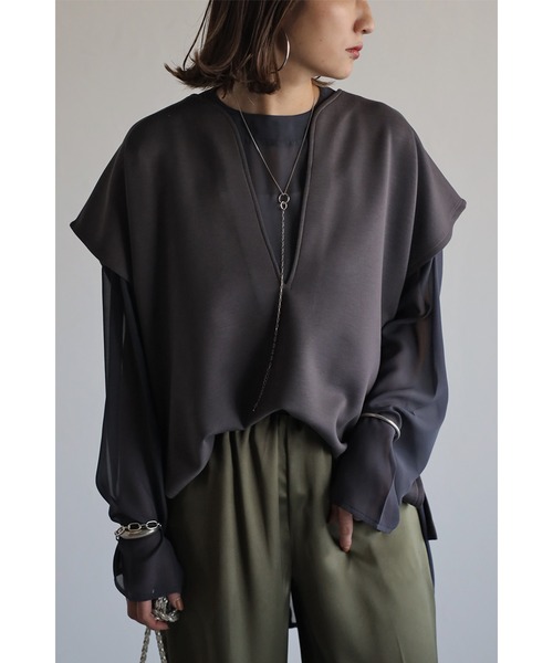 Bonjour Sagan（ボンジュールサガン）の「ディープVベスト×シアートップス（その他トップス・レディース・グレイッシュベージュ/チャコールグレー・FREE）」の2枚目の写真