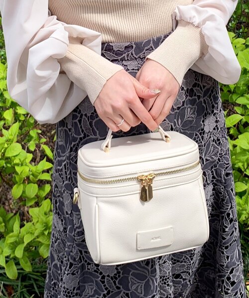 OPAQUE.CLIP（オペークドットクリップ）の「◆スクエアフォルムバニティバッグ（ショルダーバッグ・レディース・ホワイト/ブラック系2/レッド系1・00）」の4枚目の写真