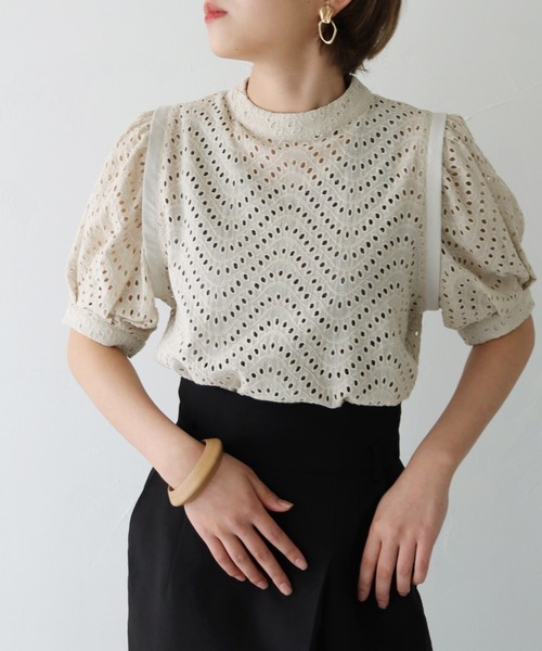 HER CLOSET（ハークローゼット）の「【shemoshelly】五分袖カットレースボリュームスリーブブラウス（シャツ/ブラウス・レディース・オフホワイト/ブラック/グレイッシュベージュ・M）」の3枚目の写真
