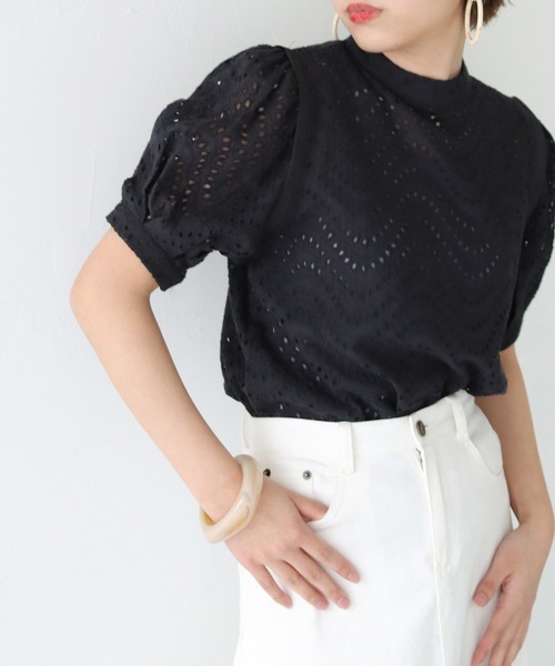 HER CLOSET（ハークローゼット）の「【shemoshelly】五分袖カットレースボリュームスリーブブラウス（シャツ/ブラウス・レディース・オフホワイト/ブラック/グレイッシュベージュ・M）」の2枚目の写真