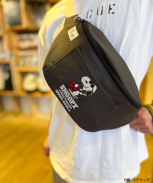 SNOOPY×OLD BETTY'S（スヌーピーカケルオールドベティーズ）の「【日本製】スヌーピー【SNOOPY】 Canvas Body Bag/キャンバス ボディバッグ（ボディバッグ/ウエストポーチ・レディース・ブラック/ネイビー/ブラック系その他/ベージュ系その他/ブラック系その他2/ベージュ系その他2/イエロー系その他/イエロー系その他2/イエロー/ベージュ/ネイビー系1/ネイビー系2・FREE）」の3枚目の写真