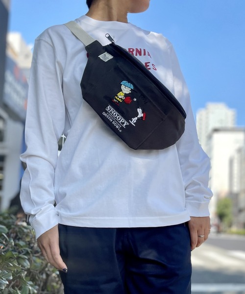 SNOOPY×OLD BETTY'S（スヌーピーカケルオールドベティーズ）の「【日本製】スヌーピー【SNOOPY】 Canvas Body Bag/キャンバス ボディバッグ（ボディバッグ/ウエストポーチ・レディース・ブラック/ネイビー/ブラック系その他/ベージュ系その他/ブラック系その他2/ベージュ系その他2/イエロー系その他/イエロー系その他2/イエロー/ベージュ/ネイビー系1/ネイビー系2・FREE）」の4枚目の写真