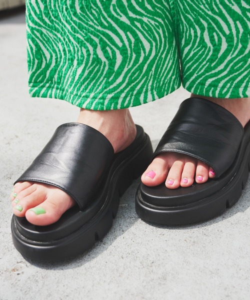 SHAGGIE（シャギー）の「プラットフォームコンフォートサンダル（サンダル・レディース・ホワイト/ブラック/イエロー・SMALL/MEDIUM/LARGE/X-LARGE）」の3枚目の写真