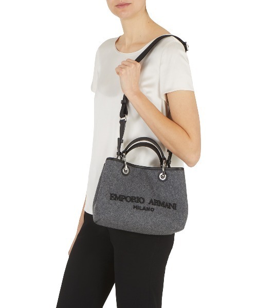 EMPORIO ARMANI(エンポリオアルマーニ)の「【エンポリオ アルマーニ】MyEA フェルト製 スモールサイズ ロゴ刺繍入り(ショルダーバッグ・レディース・グレー系その他3・FREE)」の2枚目の写真