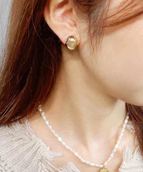 minia（ミニア）の「ゆがみボタンイヤリング（イヤリング・レディース・シルバー/ゴールド・FREE）」の2枚目の写真