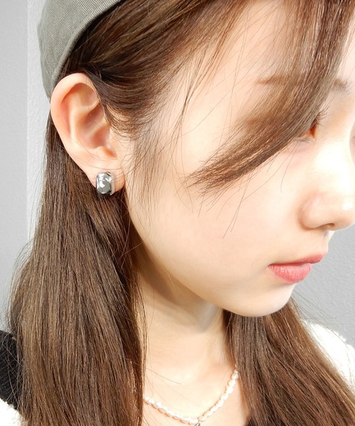 minia（ミニア）の「ゆがみボタンイヤリング（イヤリング・レディース・シルバー/ゴールド・FREE）」の3枚目の写真