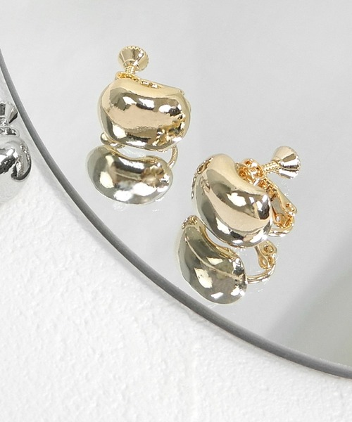 minia（ミニア）の「ゆがみボタンイヤリング（イヤリング・レディース・シルバー/ゴールド・FREE）」の4枚目の写真