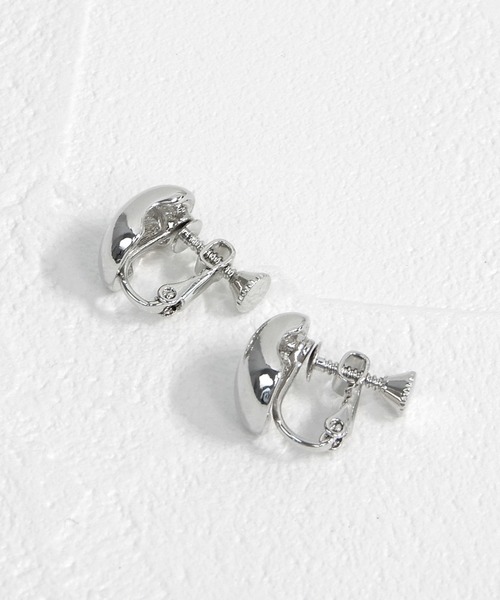 minia（ミニア）の「ゆがみボタンイヤリング（イヤリング・レディース・シルバー/ゴールド・FREE）」の5枚目の写真