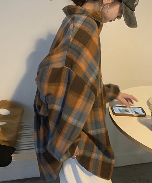 DAY CLOSET(デイ クローゼット)の「オーバーサイズ×ドロップショルダーでこなれ感アップ。長袖グラデチェック柄ネルシャツ レディース(シャツ/ブラウス・レディース・ブラウン/グリーン・ONE SIZE)」の5枚目の写真