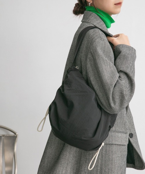 KBF(ケイビーエフ)の「ドロストショルダーBAG(ショルダーバッグ・レディース・アイボリー/グリーン/ブラック・ONE)」の3枚目の写真