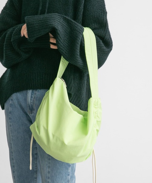 KBF(ケイビーエフ)の「ドロストショルダーBAG(ショルダーバッグ・レディース・アイボリー/グリーン/ブラック・ONE)」の4枚目の写真