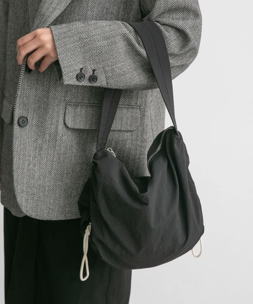 KBF(ケイビーエフ)の「ドロストショルダーBAG(ショルダーバッグ・レディース・アイボリー/グリーン/ブラック・ONE)」の11枚目の写真