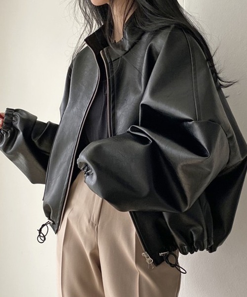 DAY CLOSET（デイ クローゼット）の「【ドローコード/裏地付き】大人っぽツヤ感。バルーンスリーブ スタンドカラー 合皮 ライダース ジャケット レディース（ライダースジャケット・レディース・ブラック/オフホワイト/ブラウン/ダークブラウン/グレイッシュベージュ・ONE SIZE）」の22枚目の写真