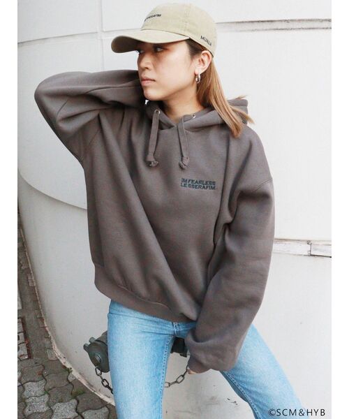 ルセラフィム MURUA キャップ ブラック 帽子 MURUA（ムルーア）の「LE SSERAFIMコラボローCAP（キャップ