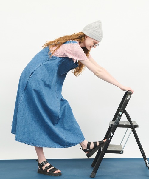 MERLOT(メルロー)の「デニムジャンパースカート(ジャンパースカート・レディース・アイボリー/ブルー/ネイビー・FREE)」の21枚目の写真