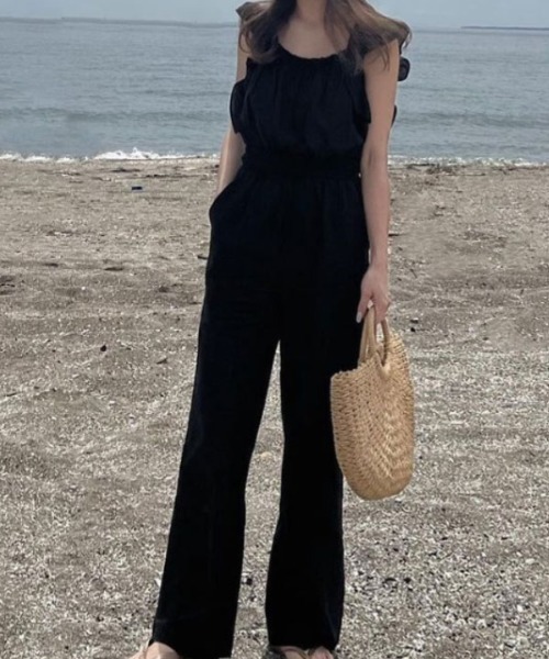 ACYM(アシーム)の「Shoulder frill ロンパース(つなぎ/オールインワン・レディース・ベージュ/ブラック・FREE)」の2枚目の写真