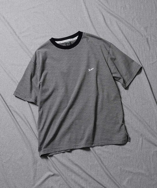 NUMBER (N)INE(ナンバーナイン)の「NARROW STRIPED PRINT LOGO OVER T-SHIRT / ナローボーダー ナンバーナイン ワンポイントロゴ オーバーTシャツ(Tシャツ/カットソー・メンズ・ブラック×ホワイト/チャコールグレー×ブラック/グレー×ホワイト・2/3/4)」の1枚目の写真