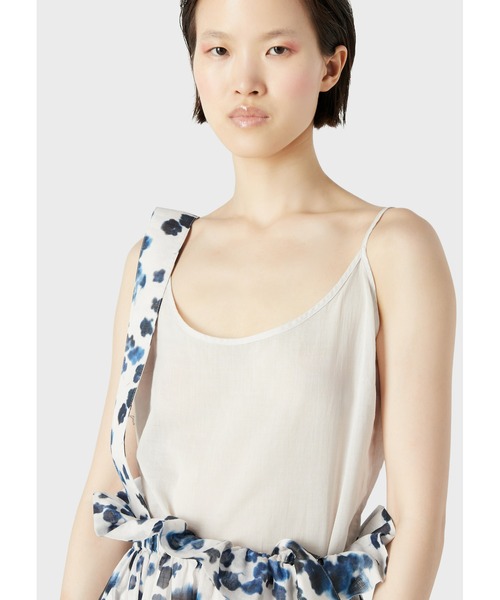 EMPORIO ARMANI(エンポリオアルマーニ)の「【エンポリオ アルマーニ】マーレ カプセルコレクション ロングスカート モスリン製 バティックプリント サスペンダー付き(スカート・レディース・ホワイト×ネイビー・38/40/36)」の4枚目の写真