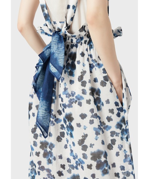 EMPORIO ARMANI(エンポリオアルマーニ)の「【エンポリオ アルマーニ】マーレ カプセルコレクション ロングスカート モスリン製 バティックプリント サスペンダー付き(スカート・レディース・ホワイト×ネイビー・38/40/36)」の5枚目の写真