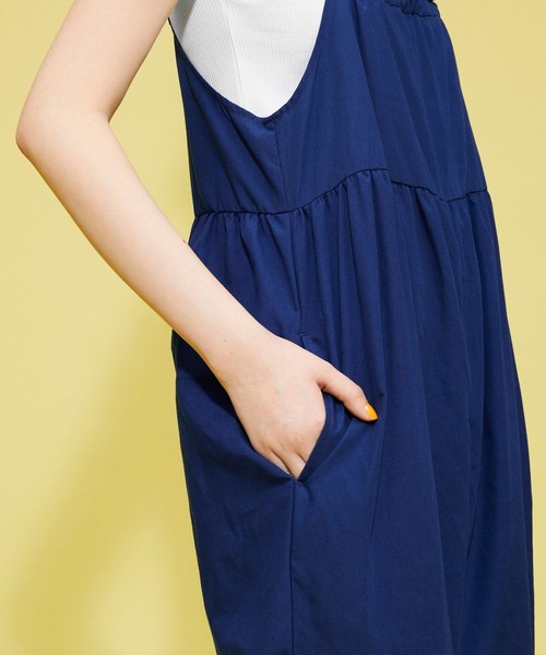 FOREVER 21（フォーエバー トゥエンティーワン）の「裾フレアキャミオールインワン（つなぎ/オールインワン・レディース・ブラック/ネイビー・SMALL/MEDIUM）」の8枚目の写真