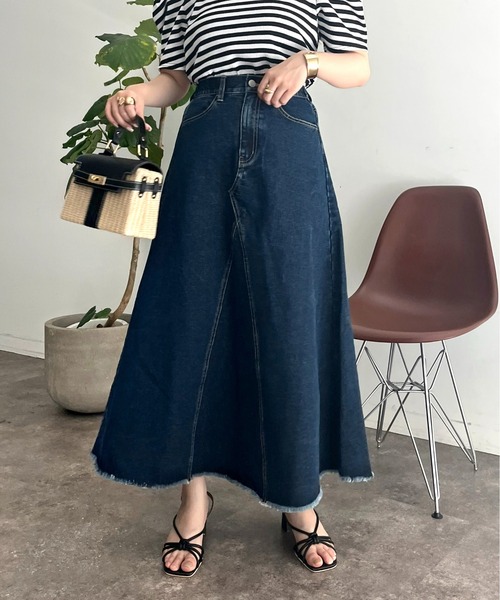 prose verse（プロズヴェール）の「裾フリンジリメイク風デニムフレアスカート（デニムスカート・レディース・ネイビー/ブルー・MEDIUM）」の2枚目の写真