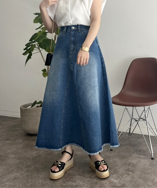 prose verse（プロズヴェール）の「裾フリンジリメイク風デニムフレアスカート（デニムスカート・レディース・ネイビー/ブルー・MEDIUM）」の16枚目の写真