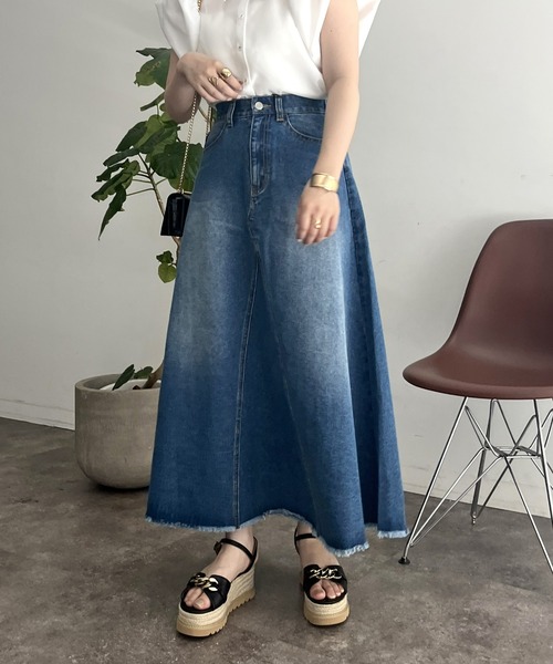 prose verse（プロズヴェール）の「裾フリンジリメイク風デニムフレアスカート（デニムスカート・レディース・ネイビー/ブルー・MEDIUM）」の5枚目の写真