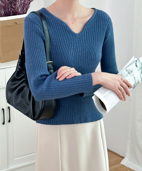 ECLIN(エクラン)の「キーネックリブニットトップス(ニット/セーター・レディース・チャコールグレー/ブラック/ベージュ/ネイビー/ブルーグレー/スモークピンク/グレイッシュベージュ・FREE)」の22枚目の写真