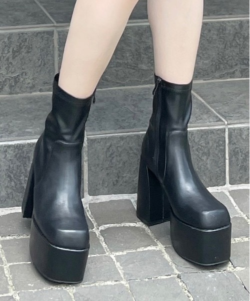 one wayザッカ（ワンウェイザッカ）の「厚底チャンキーショートブーツ（ブーツ・レディース・ブラック/ブラック系その他・SMALL/MEDIUM/LARGE/X-LARGE）」の4枚目の写真