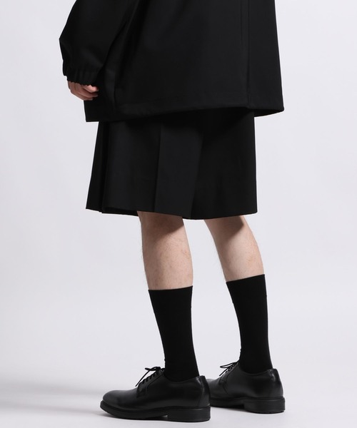 STERNBERG スタンバーグ フェイクレザー ショートパンツ ブラック L STERNBERG（スタンバーグ）の「STERNBERG/プリーツショートパンツ