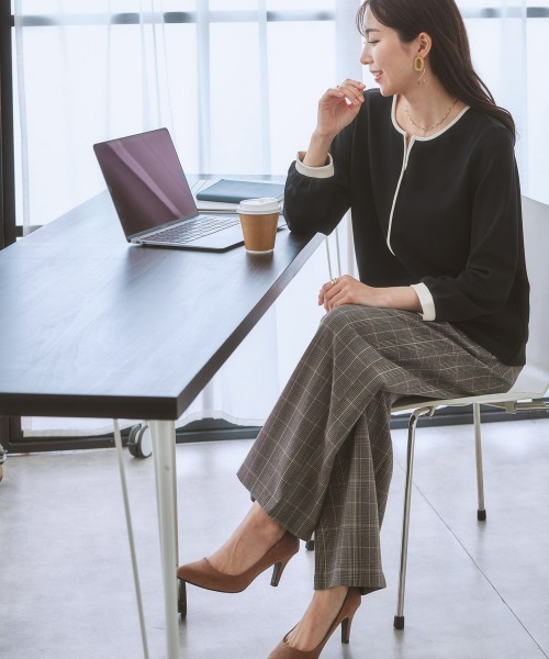 7days Life Styling(セブンデイズライフスタイリング)の「【裏側起毛】配色使いキーネックトップス(Tシャツ/カットソー・レディース・アイボリー/ブラック・L/S/LL/M)」の6枚目の写真