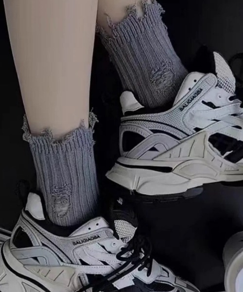 .KOM(ドットコム)の「『.KOM/ドットケーオーエム』ダメージクルーソックス【Y】【CN】(ソックス/靴下・レディース・グレー/ブラック/ホワイト/グリーン・FREE)」の4枚目の写真