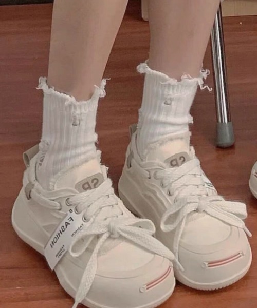 .KOM(ドットコム)の「『.KOM/ドットケーオーエム』ダメージクルーソックス【Y】【CN】(ソックス/靴下・レディース・グレー/ブラック/ホワイト/グリーン・FREE)」の2枚目の写真