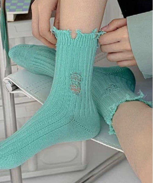 .KOM(ドットコム)の「『.KOM/ドットケーオーエム』ダメージクルーソックス【Y】【CN】(ソックス/靴下・レディース・グレー/ブラック/ホワイト/グリーン・FREE)」の1枚目の写真