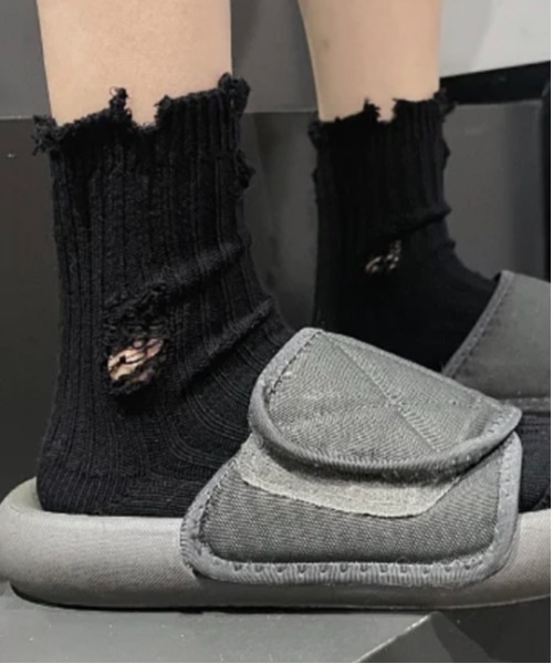 .KOM(ドットコム)の「『.KOM/ドットケーオーエム』ダメージクルーソックス【Y】【CN】(ソックス/靴下・レディース・グレー/ブラック/ホワイト/グリーン・FREE)」の3枚目の写真