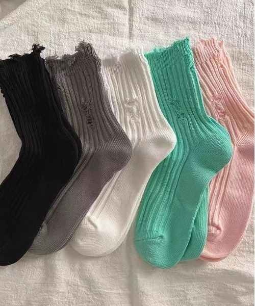 .KOM(ドットコム)の「『.KOM/ドットケーオーエム』ダメージクルーソックス【Y】【CN】(ソックス/靴下・レディース・グレー/ブラック/ホワイト/グリーン・FREE)」の8枚目の写真