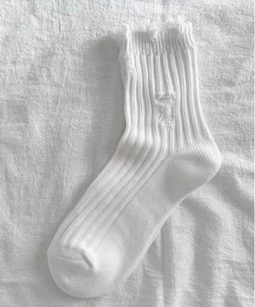 .KOM(ドットコム)の「『.KOM/ドットケーオーエム』ダメージクルーソックス【Y】【CN】(ソックス/靴下・レディース・グレー/ブラック/ホワイト/グリーン・FREE)」の5枚目の写真