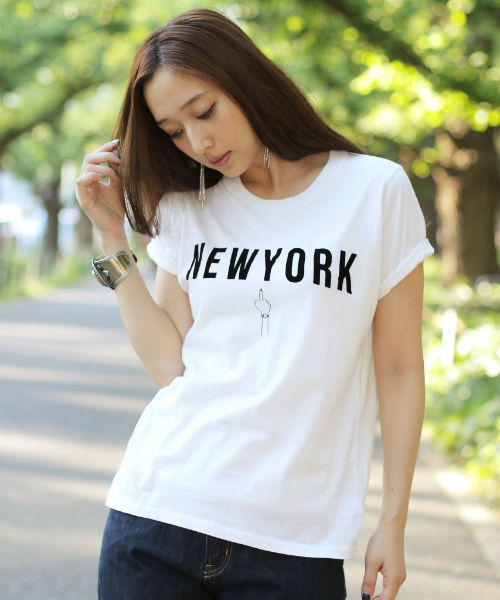 AZUL by moussy(アズールバイマウジー)の「30/-C天竺ハンドサインロゴT(Tシャツ/カットソー・レディース・ブラック/ベージュ/オフホワイト・SMALL/LARGE/MEDIUM/X-LARGE)」の1枚目の写真