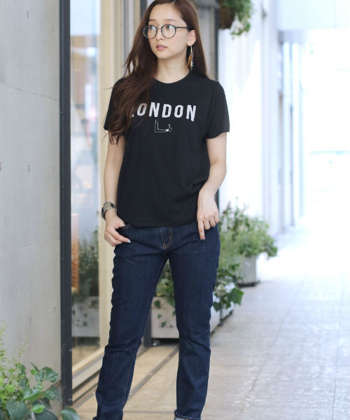 AZUL by moussy(アズールバイマウジー)の「30/-C天竺ハンドサインロゴT(Tシャツ/カットソー・レディース・ブラック/ベージュ/オフホワイト・SMALL/LARGE/MEDIUM/X-LARGE)」の2枚目の写真