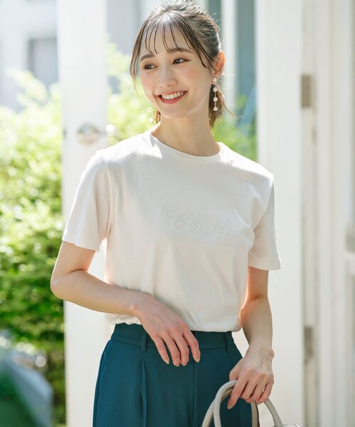 ANY SIS(エニィスィス)の「エンボスロゴ Tシャツ(Tシャツ/カットソー・レディース・ライトグレー系/ダークブラウン系/アイボリー系/ネイビー系・2)」の4枚目の写真