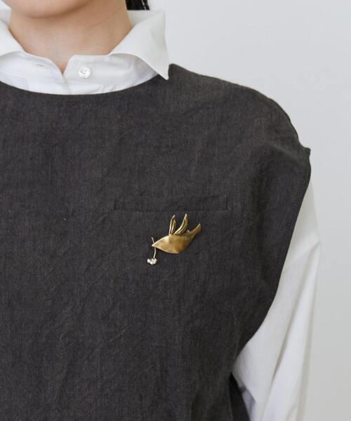 LOISIR（ロワズィール）の「種を運ぶBIRDブローチ（ブローチ/コサージュ・レディース・ゴールド/ブルーグレー・FREE）」の4枚目の写真