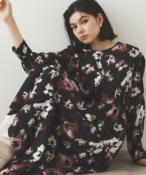 OPAQUE.CLIP（オペークドットクリップ）の「◆フラワープリント フィット＆フレアワンピース【洗濯機洗い可】（ワンピース・レディース・ベージュ系その他3/ブラック系・40/38/42）」の2枚目の写真