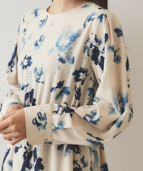 OPAQUE.CLIP（オペークドットクリップ）の「◆フラワープリント フィット＆フレアワンピース【洗濯機洗い可】（ワンピース・レディース・ベージュ系その他3/ブラック系・40/38/42）」の3枚目の写真