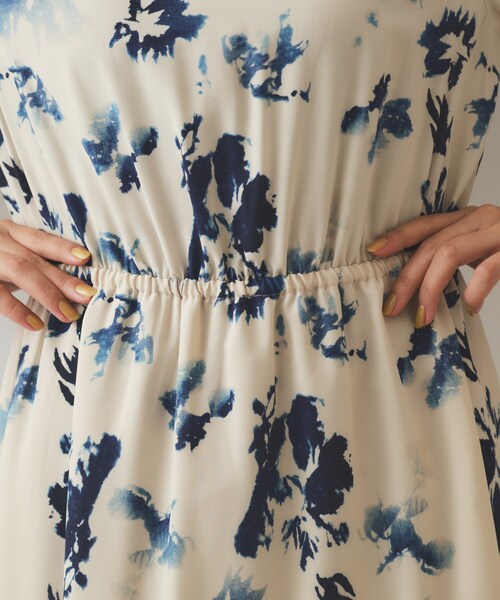 OPAQUE.CLIP（オペークドットクリップ）の「◆フラワープリント フィット＆フレアワンピース【洗濯機洗い可】（ワンピース・レディース・ベージュ系その他3/ブラック系・40/38/42）」の5枚目の写真