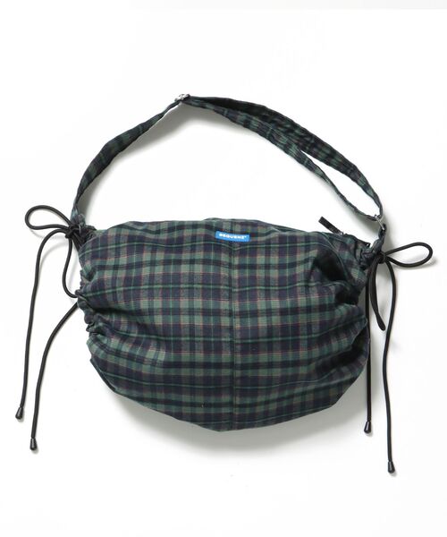 SEQUENZ（シークエンズ）の「【SEQUENZ（シークエンズ）】SHOULDER GATHER BAG / テック ショルダーバッグ 調節可能 ドローコード（ショルダーバッグ・レディース・ネイビー/その他1/その他2/ブラック/レッド/その他3/グリーン/ピンク・FREE）」の3枚目の写真